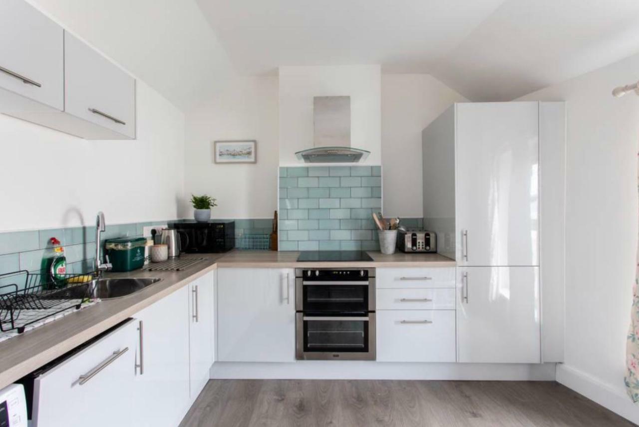 Beautiful Two Bed Mumbles Flat - With Parking Space Exterior photo